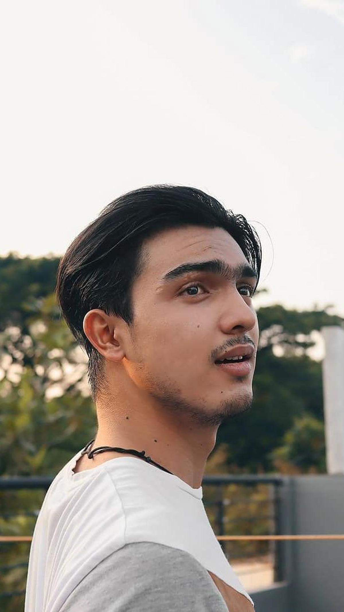 Punya paras rupawan, tak sedikit warganet yang gagal fokus dengan sosok kakak Beby Tsabina.