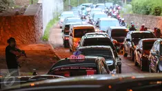 Oxill bermain biola menghibur pengendara yang terjebak macet di Jakarta, Rabu (6/1/2016). Dengan bermodal biola dan mini amplifier bertenaga aki motor, pria 32 tahun itu menghibur para pengendara yang melintas (Liputan6.com/Faizal Fanani)