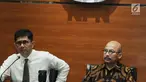 Wakil Ketua KPK, Laode M Syarif dan Anggota Pansel MK Mas Achmad Santosa memberikan keterangan usai melakukan pertemuan di gedung KPK, Jakarta, Senin (9/7). Pertemuan tersebut meminta masukan kreteria 9 nama calon hakim MK. (Merdeka.com/Dwi Narwoko)