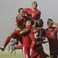 Pemain Timnas Indonesia merayakan gol yang dicetak oleh Hansamu Yama dalam final leg pertama Piala AFF 2016 antara Indonesia vs Thailand di Stadion Pakansari, Cibinong, Jawa Barat, Rabu (14/12/2016).  (Bola.Com/Peksi Cahyo)