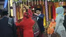 Presiden Joko Widodo dan Ibu Negara Iriana memasangkan kain ulos ke Kahiyang Ayu dan Bobby Nasution saat pesta adat di Bukit Hijau Regency Taman Setia Budi (BHR Tasbi), Medan, Sabtu (25/11). (Liputan6.com/Pool/Media Center)