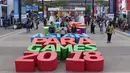 Pengunjung berpose di zona festival Asian Para Games 2018 di Kompleks Stadion Gelora Bung Karno, Jakarta, Rabu (10/10). Zona ini dibuka seiring perhelatan Asian Para Games 2018, 6-13 Oktober. (Liputan6.com/Helmi Fithriansyah)