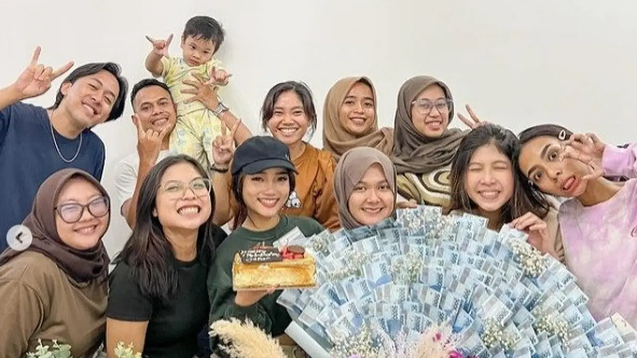 Potret Lucia beserta Fuji dan timnya saat berfoto bersama (Sumber: Instagram/@fuji_an)