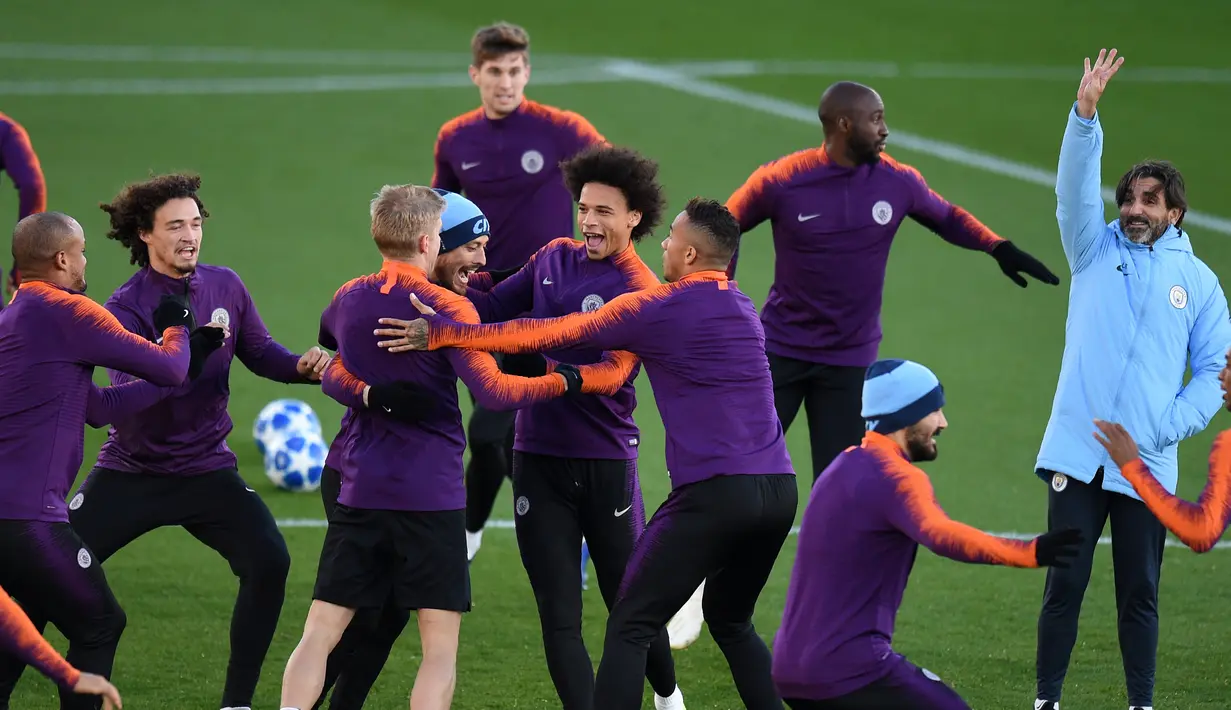 Pemain Manchester City bercanda saat mengikuti sesi pelatihan tim di City Football Academy di Manchester, Inggris (6/11). City akan bertanding melawan wakil Ukraina, Shakhtar Donetsk pada grup F Liga Champions. (AFP Photo/Oli Scarff)