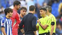 Pelatih Real Madrid, Xabi Alonso (tengah), berbicara dengan wasit Jesus Gil Manzano saat pertandingan La Liga antara Real Sociedad melawan Real Madrid di Reale Arena, San Sebastian, Spanyol, Sabtu, 13 September 2025. (AP Photo/Miguel Oses)&nbsp;&nbsp;&nbsp;