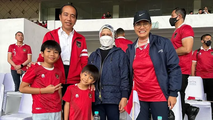 Gaya Trendy Iriana Jokowi Nonton Piala AFF 2022, Kenakan Jaket Louis Vuitton dan Fendi
