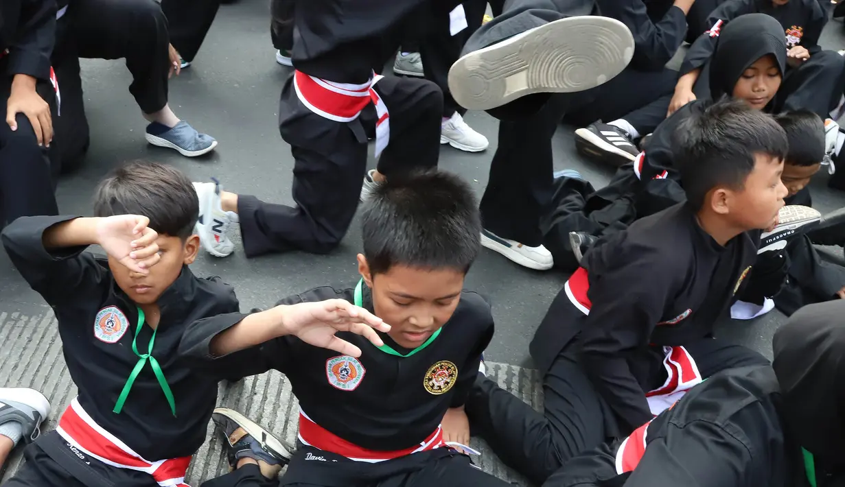 Pesilat dari berbagai perguruan silat se-Jabodetabek mengikuti Flash Mob Pencak Silat saat kegiatan CFD di kawasan Bundaran HI Jakarta, Minggu, 9 Agustus 2026. (KLY/Arie Basuki)