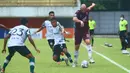 Pemain PSM Makassar, Anco jansen (kanan) berusaha melewati pemain Persikabo 1973, Manahati Lestusen dalam laga pekan ke-9 BRI Liga 1 2021/2022 di Stadion Maguwoharjo, Sleman, Selasa (26/10/2021). (Bola.com/Nandang Permana)