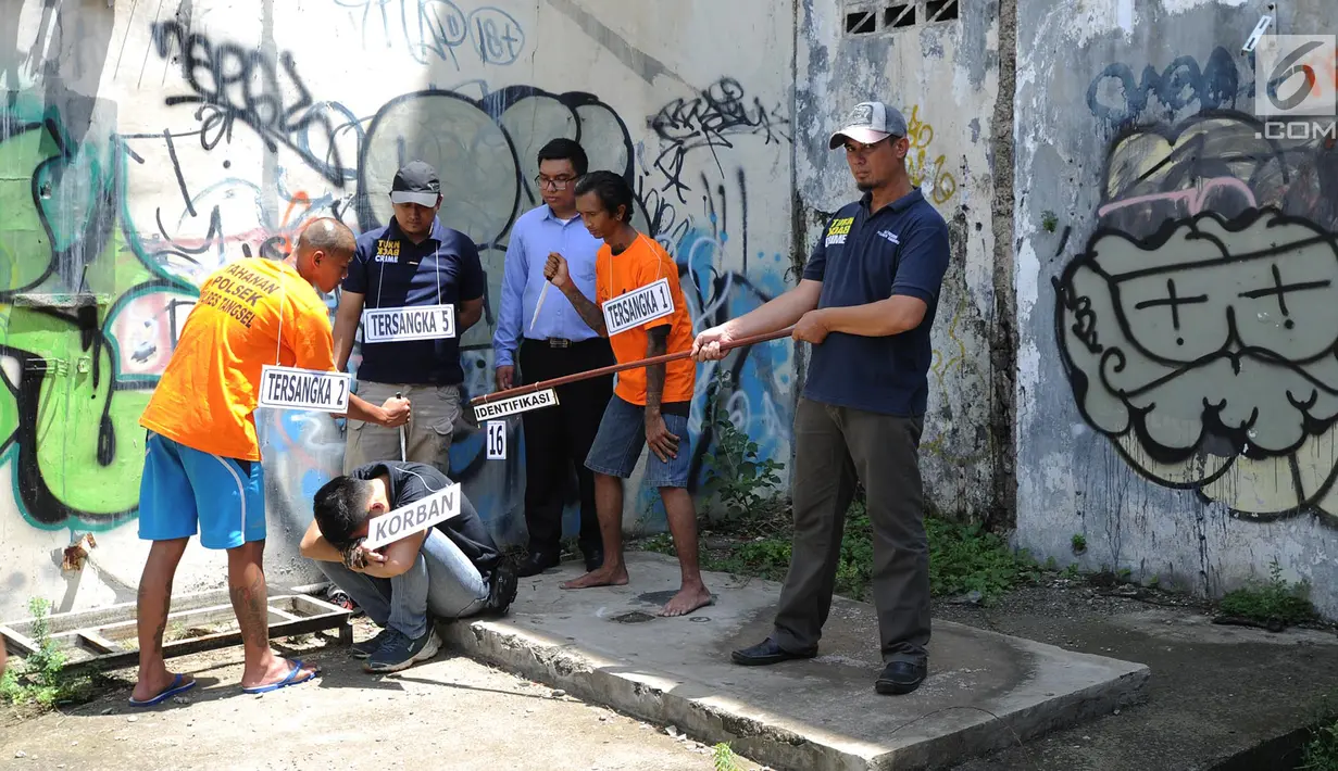 Sejumlah tersangka melakukan adegan rekonstruksi pembunuhan anak punk, MR (16) di perempatan Gaplek, Pamulang, Rabu (6/2). Polres Tangerang Selatan melakukan rekonstruksi pembunuhan sadis anak punk yang terjadi 16 Januari 2019. (Merdeka.com/Arie Basuki)