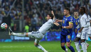 Duel perebutan bola antara Manuel Locatelli dan Ermedin Demirovic dalam laga final play-off kualifikasi Piala Dunia 2026 antara Bosnia vs Italia di Zenica, 1 April 2026. (AP Photo/Armin Durgut)