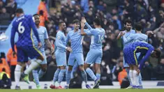 Manchester City berhasil menjauh dari kejaran pesaing terdekatnya Chelsea usai kemenangan 1-0 atas The Blues dalam lanjutan Liga Inggris, Sabtu (15/1/2022). Kemenangan yang ditentukan gol tunggal Kevin De Bruyne membuat margin keduanya menjadi 13 poin. (AP/Dave Thompson)