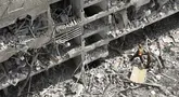 Perwira komando garis depan Israel meninjau lokasi serangan rudal langsung yang diluncurkan dari Iran di Tel Aviv, Minggu 22 Juni 2025. (AP/Oded Balilty)