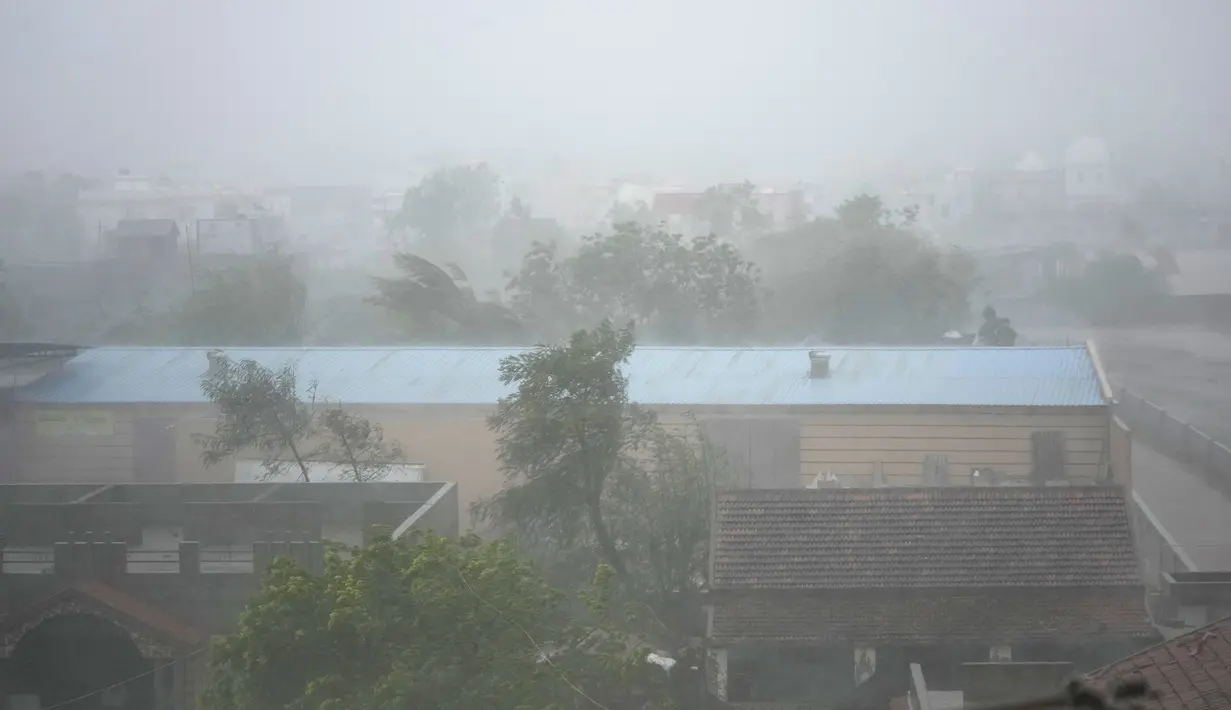 Topan Biparjoy menghantam pantai India dengan angin kencang dan hujan lebat bertiup melalui kota Mandvi, sekitar 100 km tenggara Pelabuhan Jakhau, pada 16 Juni 2023.  (AP Photo/Ajit Solanki)