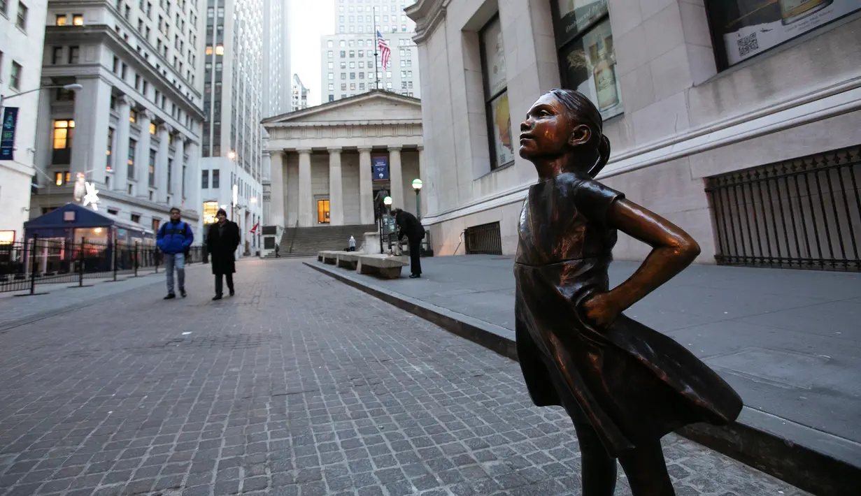 Patung Fearless Girl berdiri di lokasi barunya di depan bursa efek New York, Selasa (11/12). Patung yang menginspirasi jutaan orang dengan pesan feminisme itu sebelumnya berada di depan patung banteng 'Charging Bull' di Broadway. (AP/Mark Lennihan)