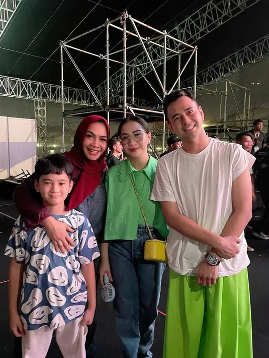 Melly mengatakan kalau di belakang panggung ada Rafathar dan juga Mama Rieta, ibunda Nagita. Momen ayah dua orang anak itu mengangkat sang istri di panggung. [Instagram/rieta_amilia]