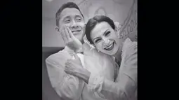 Daniel Patrick Hadi Schuldt dan Wanda Hamidah tersenyum bahagia usai melaksanakan resepsi pernikahan secara sederhana. Daniel mengunggah foto pernikahan mereka pada 14 Februari di Facebook. (Facebook.com)