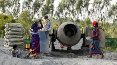 Buruh bekerja di pabrik batu bata semen, Bangalore, India, 24 Mei 2022. (Manjunath Kiran/AFP)