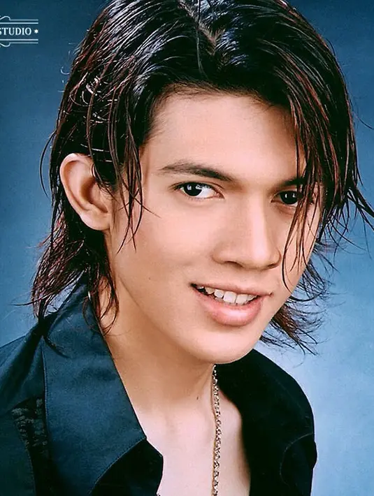 Dan ini adalah foto Irwansyah saat masih muda. Meskipun rambutnya gondrong, akan tetapi ia tetap terlihat tampan. (Foto: instagram.com/malibu62studio)