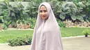Prilly Latuconsina dalam balutan hijab besar pada saat kehadirannya di sebuah kajian. (Liputan6.com/Instagram/@prillylatuconsina96)
