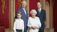Pangeran George, Pangeran Charles, Ratu Elizabeth II, dan Pangeran William berpotret bersama di Istana Buckingham. (RANALD MACKECHNIE / BUCKINGHAM PALACE / AFP)