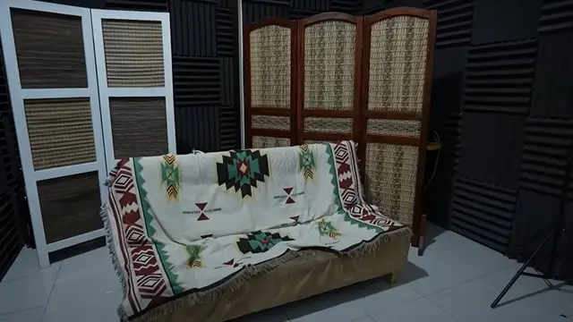 Potret ruang studio Habib Ja’far Sumber:YouTube/Taulany TV)