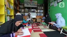 Ibu rumah tangga belajar menulis dan berhitung saat kegiatan gerakan berantas buta aksara di Taman Bacaan Masyarakat (TBM) Lentera Pustaka, Bogor, Minggu (2/5/2021). Lebih dari dua setengah tahun, TBM Lentera Pustaka mengajarkan puluhan ibu-ibu yang buta aksara. (merdeka.com/Arie Basuki)