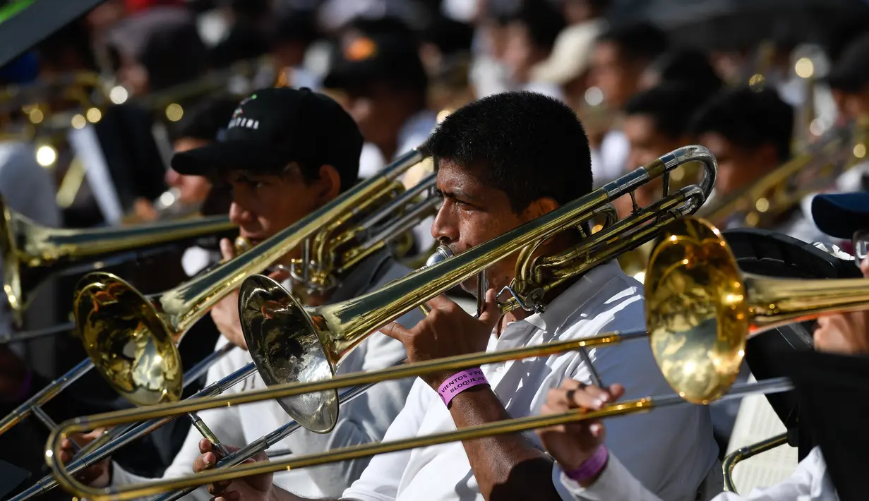 Musisi dari National System of Orchestras of Venezuela berusaha memecahkan rekor dunia bermain orkestra terbesar di dunia, di Caracas pada 13 November 2021. Setiap musisi yang berpartisipasi harus memainkan instrumen setidaknya selama lima menit. (Federico PARRA/AFP)