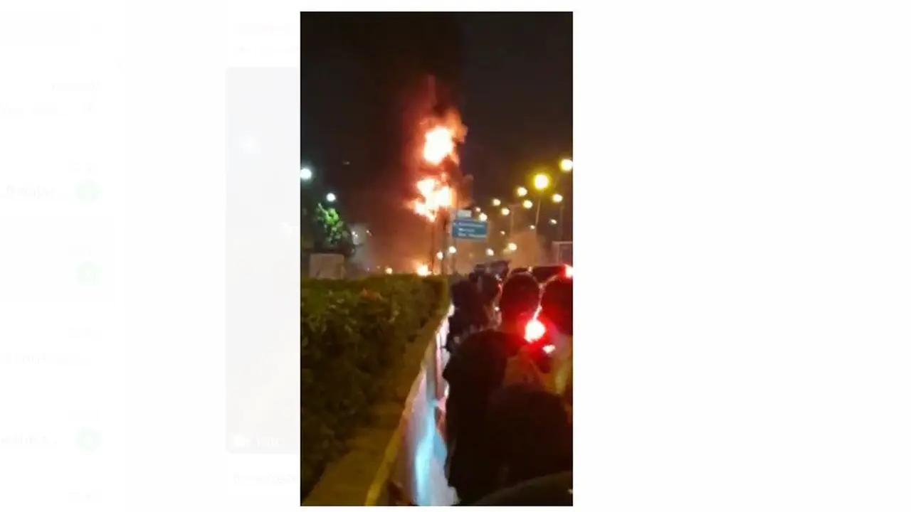 Kebakaran truk Pertamina berisi Pertalite kabakaran di jalan tol Lingkar Luar Jakarta, Duri Kosambi, Cengkareng, Jakarta Barat