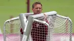 Pelatih baru Bayern Munchen, Julian Nagelsmann membawa tiang gawang sebelum sesi latihan pertama bersama timnya di tempat latihan di Munich, Jerman selatan (7/7/2021). Bayern Munchen menyongsong musim ini dengan pelatih baru yaitu Julian Nagelsmann. (AP Photo/Matthias Schrader)