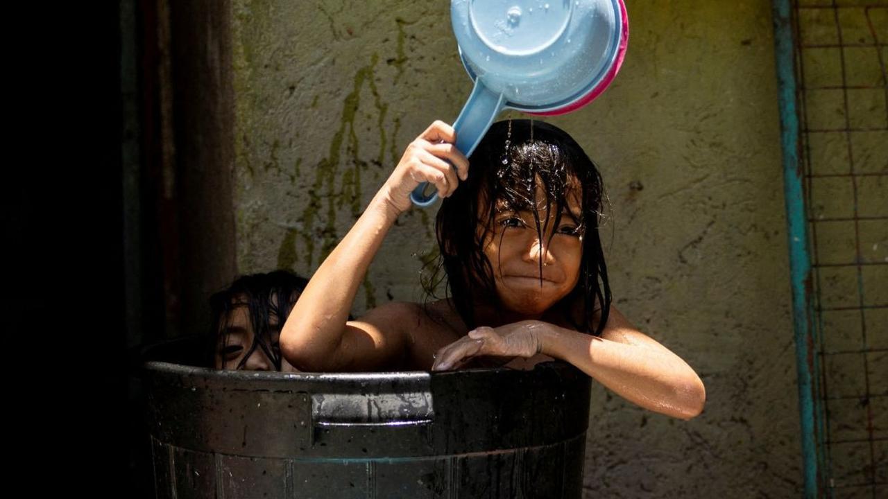 Dua orang anak berendam di sebuah ember ketika panas menyengat menyerang Kota Manila, Filipina, Kamis (25/4/2024). Panas ekstrem dengan suhu hampir menyentuh 50 derajat Celcius melanda sejumlah negara di Asia Tenggara, seperti Thailand dan Filipina.&nbsp;