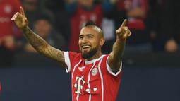 Gelandang Bayern Munchen, Arturo Vidal, melakukan selebrasi usai mencetak gol ke gawang Schalke pada laga Bundesliga, di Stadion Veltins, Selasa (20/9/2017). Bayern Munchen menang 3-0 atas Schalke. (AFP/Patrik Stollarz)