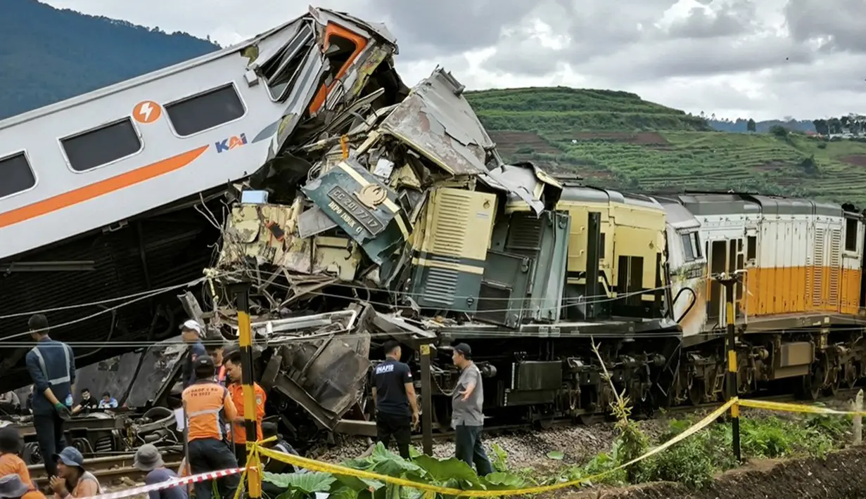Kecelakaan ini terjadi di antara Stasiun Haurpugur-Stasiun Cicalengka pada Jumat (5/1/204) pukul 06.03 WIB. KAI meminta maaf karena perjalanan kereta api lainnya terganggu akibat insidrn tersebut. Dia menyebut proses evakuasi gerbong tengah dilakukan. (TIMUR MATAHARI/AFP)