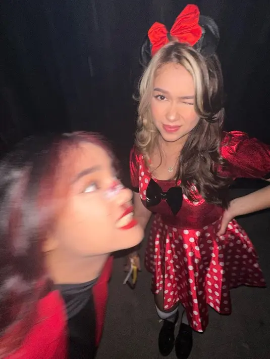 Sama-sama cantik, artis dengan nama lengkap Fujianti Utami Putri dan Rebecca Ayu Putri Klopper ini pancarkan pesonanya tersendiri. Meski pamer muka jelek sekalipun, tak sedikit yang memuji keduanya cantik. Terpaut usia 3 tahun, tak heran jika keduanya merasa klik satu sama lainnya. Saking dekatnya, tal sedikit yang menyebut kebersamaan keduanya bak kakak adik. (Liputan6.com/IG/@rklopperr)