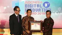 Penghargaan diberikan oleh Founder & President Commissioner Warta Ekonomi Fadel Muhammad kepada Direktur Jasa Keuangan PT Pos Indonesia (Persero) Ihwan Sutardianta