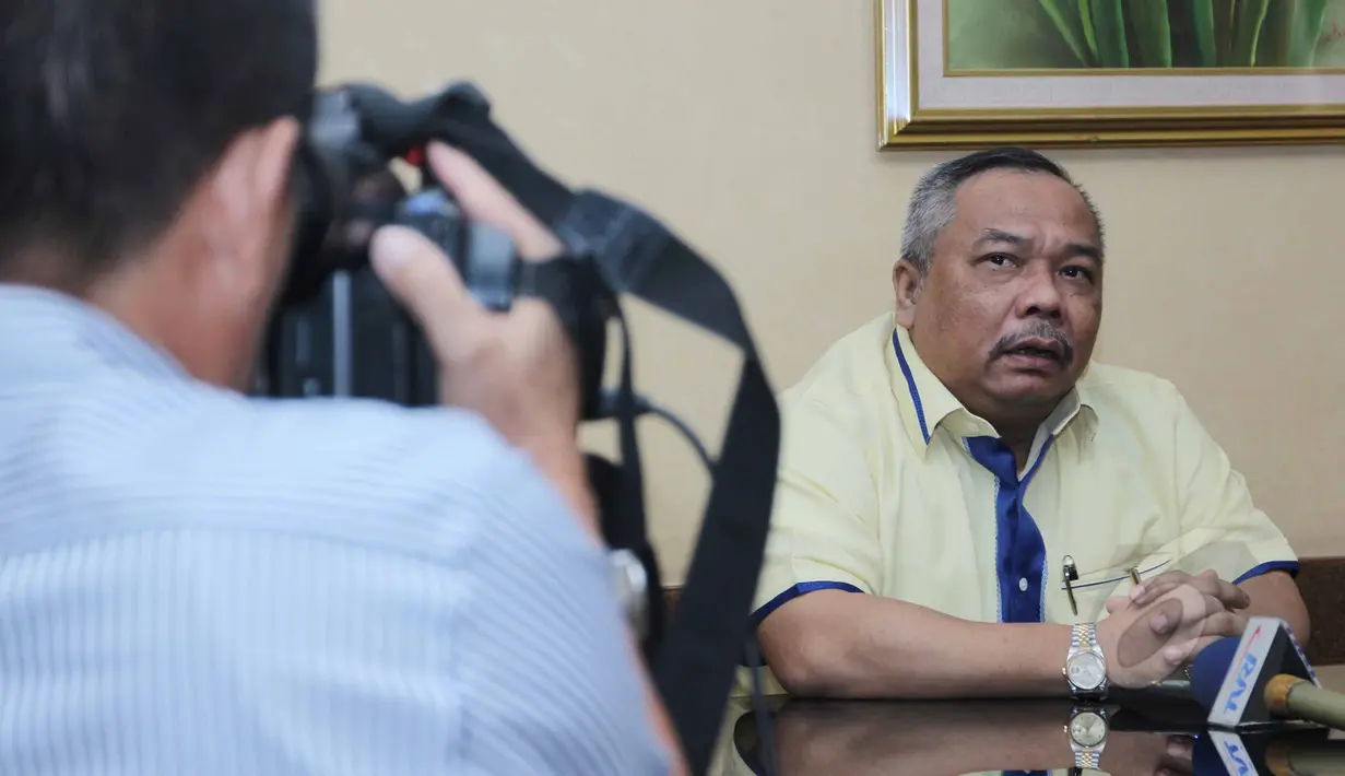 Ketua DPP Partai Golkar kubu Agung Laksono, Leo Nababan, memberi keterangan pers di Kantor DPP Partai Golkar, Jakarta, Selasa (5/5/2015). Leo menolak usul Akbar Tanjung untuk mengadakan Munaslub. (Liputan6.com/Helmi Afandi) 