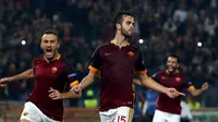 Selebrasi pemain AS Roma, Miralem Pjanic, setelah mencetak gol ketiga ke gawang Bayer Leverkusen dalam laga Grup E Liga Champions di Stadion Olimpico, Roma, Kamis (5/11/2015) dini hari WIB. (Reuters/Alessandro Bianchi)