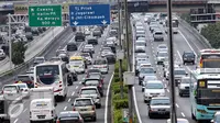 Sejumlah kendaraan memadati Jalan Tol Jakarta-Cikampek di kawasan Cawang, Jakarta, Sabtu (22/10). Tarif Tol Jakarta-Cikampek naik mulai berlaku pada Minggu, 23 Oktober 2016 pukul 00.00 WIB. (Liputan6.com/Helmi Affandi)