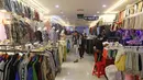 Suasana kios-kios pakaian bekas di Pasar Senen Blok III, Jakarta, Kamis (11/6/2020). Pasar yang tetap buka saat PSBB dengan pembatasan jam operasional ini akan kembali dibuka secara normal pada 15 Juni 2020 dengan aturan protokol kesehatan COVID-19. (Liputan6.com/Herman Zakharia)