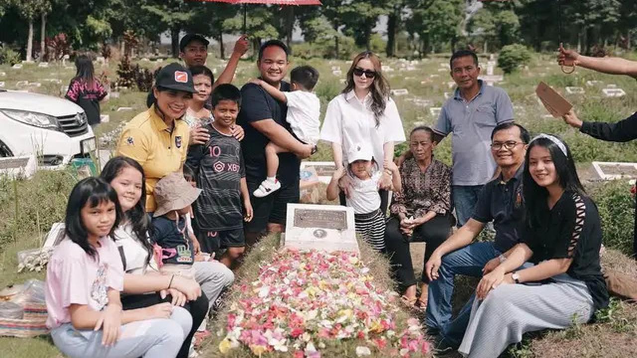 Netizen tidak hanya menyoroti makam sang ayah, tapi juga penampilan ibunya.