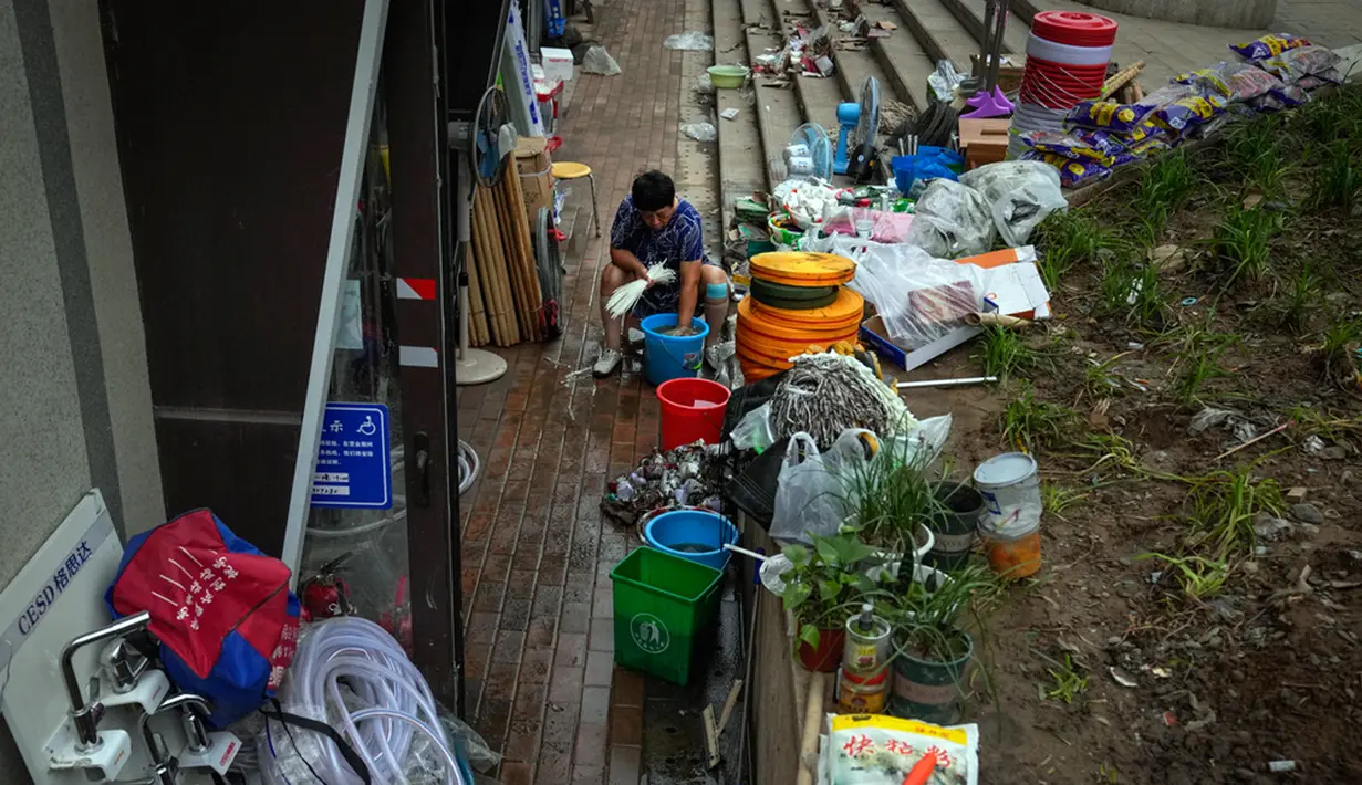 Pemulihan jalan-jalan utama yang dilakukan sejak Kamis (3/8) dilakukan untuk membantu upaya penyelamatan dan bantuan. (AP Photo/Andy Wong)