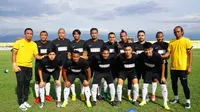 Mantan dan pemain aktif Timnas Indonesia pada laga amal melawan Celebest All Star untuk korban gempa dan tsunami di Palu. (Bola.com/Istimewa)