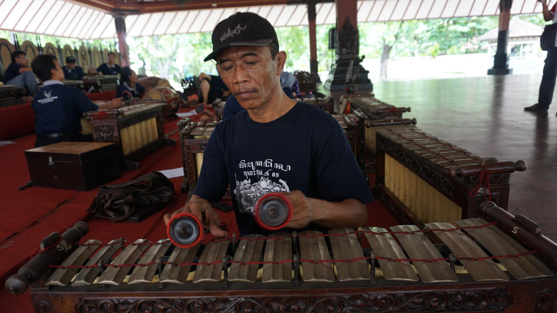 Ada 35 pengrawit Peduli Seni yang ambil bagian mengiringi pernikahan Kahiyang Ayu dan Bobby Nasution. (Liputan6.com/Fajar Abrori)
