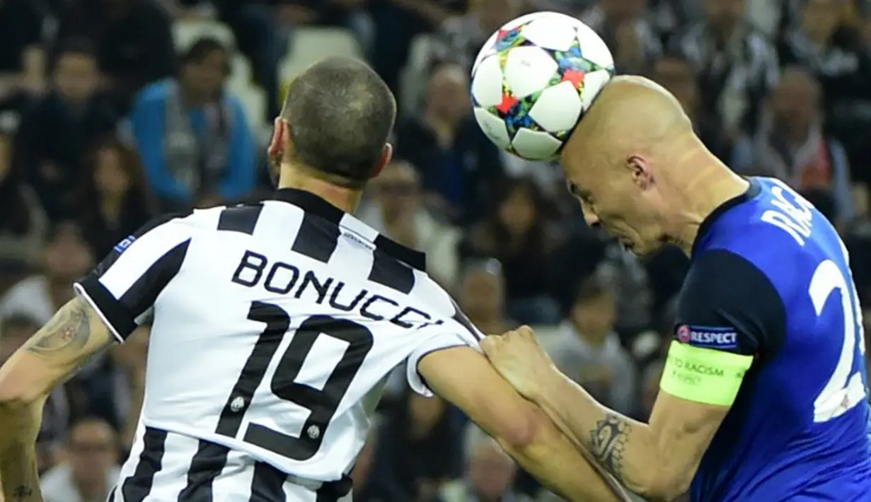 Bek AS Monaco, Andrea Raggi Berusaha  menyundul bola dari hadangan Bek Juventus Leonardo Bonnuci di leg 8 besar Liga Champions di Juventus Stadium, Italia, Rabu (15/4/2015). Juvenetus Menang 1-0 atas AS Monaco. (AFP PHOTO/Olivier Morin)