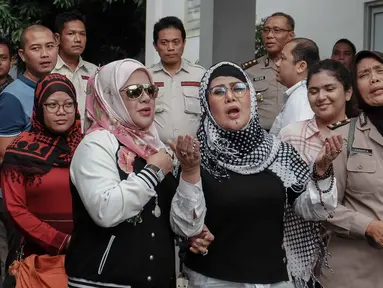 Ratu Dangdut Elvy Sukaesih ditemani anaknya Fitria Sukaesih memberikan keterangan kepada awak media usai menjalani pemeriksaan di Direktorat Reserse Narkoba (Ditresnarkoba) Polda Metro Jaya, Jakarta, Senin (26/2). (Liputan6.com/Faizal Fanani)