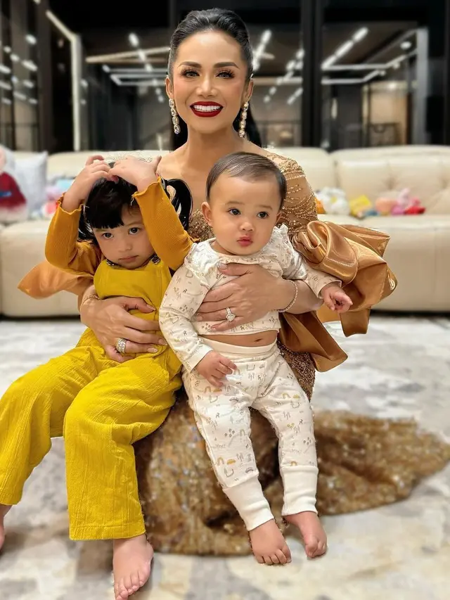 Krisdayanti momong cucu (Instagram/krisdayantilemos)