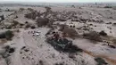 Polisi memeriksa puing-puing pesawat yang jatuh saat penerbangan wisata yang membawa turis di atas Garis Nazca di Peru, Sabtu, 1 Agustus 2026. (Foto AP/Genry Bautista)