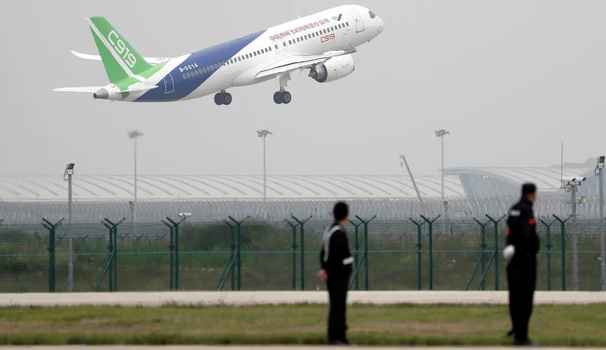 Pesawat penumpang jet C919 buatan China lepas landas pada penerbangan perdananya di Bandara Internasional Pudong, Shanghai, Jumat (5/5). Dalam uji coba ini, C919 akan diterbangkan dengan kecepatan 300 kilometer per jam. (AP Photo/Andy Wong, Pool)