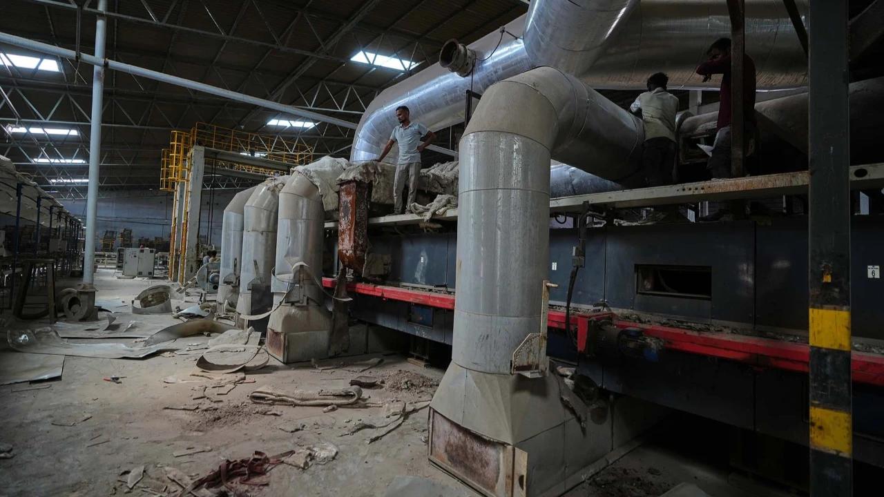 FOTO: Industri Ubin Keramik Terhenti Akibat Krisis Energi
