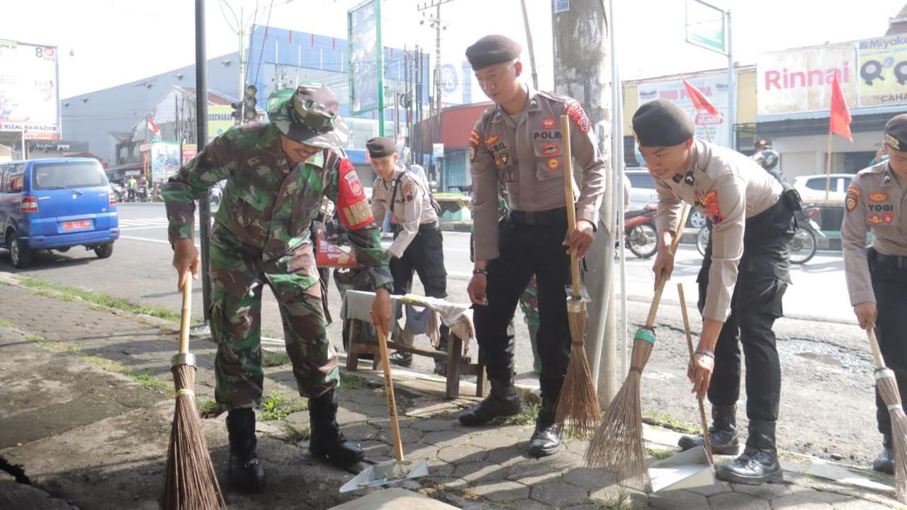 TNI-Polri bersama elemen masyarakat lain membersihkan area pasar tradisional hingga fasilitas umum di Pemalang. (Foto: Liputan6.com/Polres Pemalang)