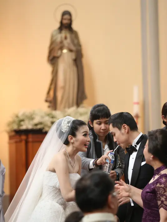 "Papa ulang tahunnya di tanggal 8 November, kakek saya memberikan tanggal 8 November untuk tanggal pernikahan, jadi saya menghormati itu. Jadi bisa dibilang, November adalah bulan kita," ucap Sandra, Selasa (8/11/2016). (Nurwahyunan/Bintang.com)